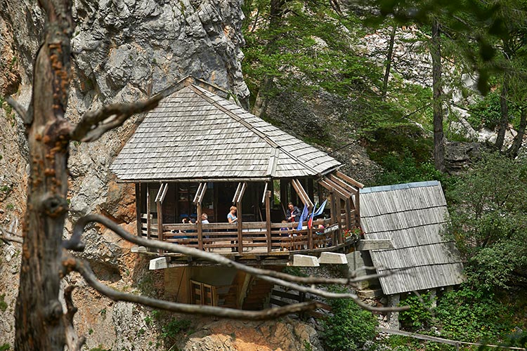 Orlovo gnezdo snack bar at Rinka Waterfall